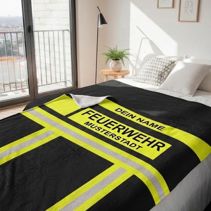 Personalisierte Feuerwehr-Decke Schwarz/Gelb auf einem Bett, Weihnachtsgeschenk