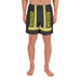 Personalisierte Feuerwehr Badehose Schwarz mit Feuerwehr und Wunschort – am Model