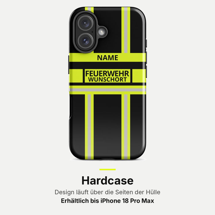 Feuerwehr Handyhülle iPhone® Hardcase Schwarz/Leuchtgelb mit Name und Wunschort – iPhone 16 / 16 Plus / 16 Pro / 16 Pro Max