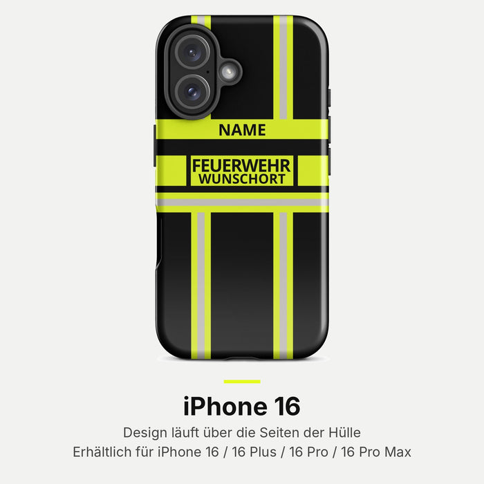Feuerwehr Handyhülle iPhone® Hardcase Schwarz/Leuchtgelb mit Name und Wunschort – iPhone 16 / 16 Plus / 16 Pro / 16 Pro Max