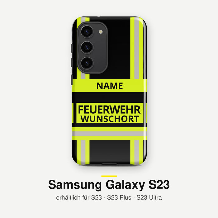 Feuerwehr Handyhülle Samsung® Hardcase Schwarz/Leuchtgelb mit Name und Wunschort – Samsung Galaxy S23 / S23 Plus / S23 Ultra