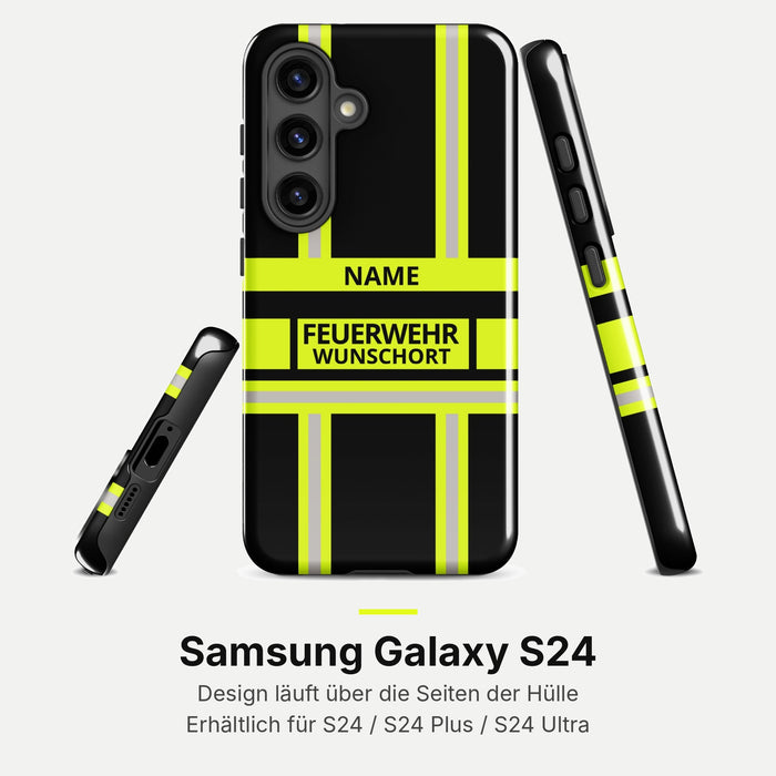 Feuerwehr Handyhülle Samsung® Hardcase Schwarz/Leuchtgelb mit Name und Wunschort – Samsung Galaxy S24 / S24 Plus / S24 Ultra