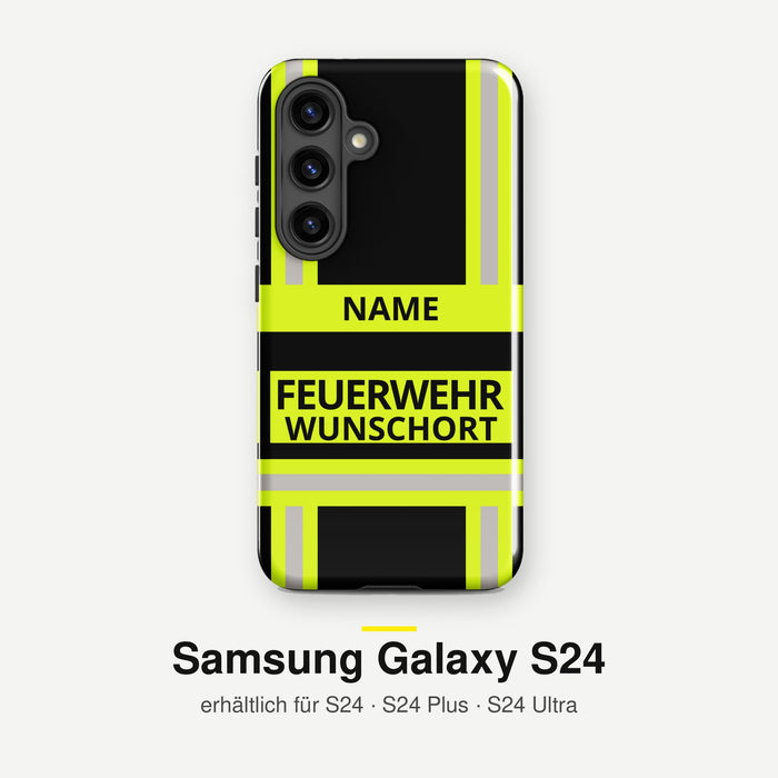 Feuerwehr Handyhülle Samsung® Hardcase Schwarz/Leuchtgelb mit Name und Wunschort – Samsung Galaxy S24 / S24 Plus / S24 Ultra