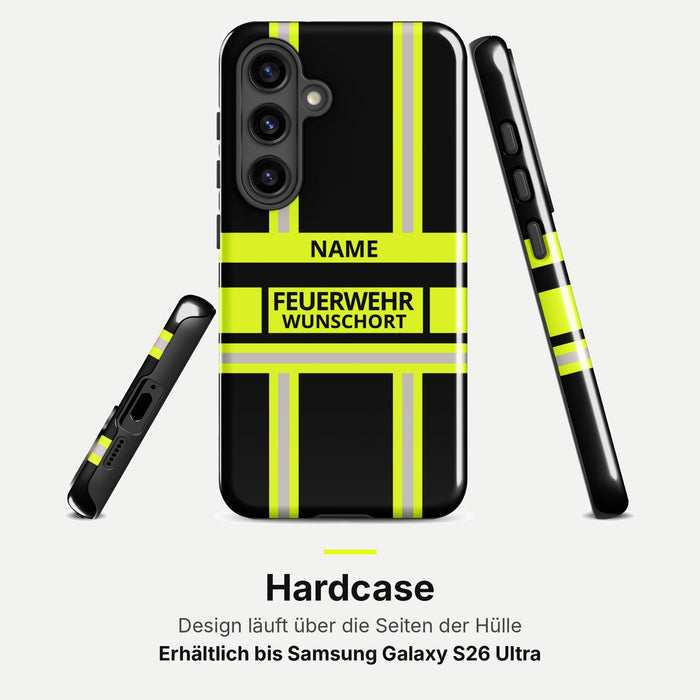 Feuerwehr Handyhülle Samsung® Hardcase Schwarz/Leuchtgelb mit Name und Wunschort – Samsung Galaxy S24 / S24 Plus / S24 Ultra
