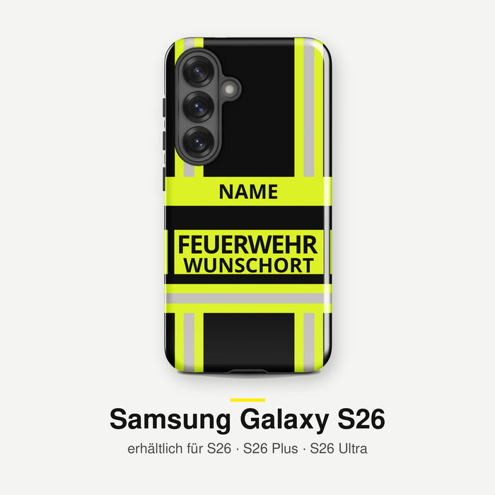 Feuerwehr Handyhülle Samsung® Hardcase Schwarz/Leuchtgelb mit Name und Wunschort – Samsung Galaxy S26 / S26 Plus / S26 Ultra