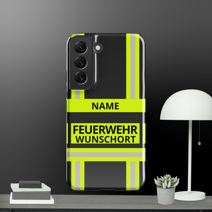 Feuerwehr Handyhülle Samsung® Galaxy S22 Hardcase Schwarz/Leuchtgelb – personalisiert mit Name und Feuerwehr