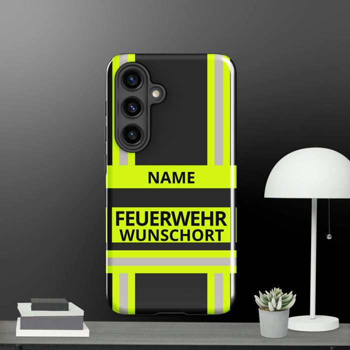 Feuerwehr Handyhülle Samsung® Galaxy S24 Hardcase Schwarz/Leuchtgelb – personalisiert mit Name und Feuerwehr